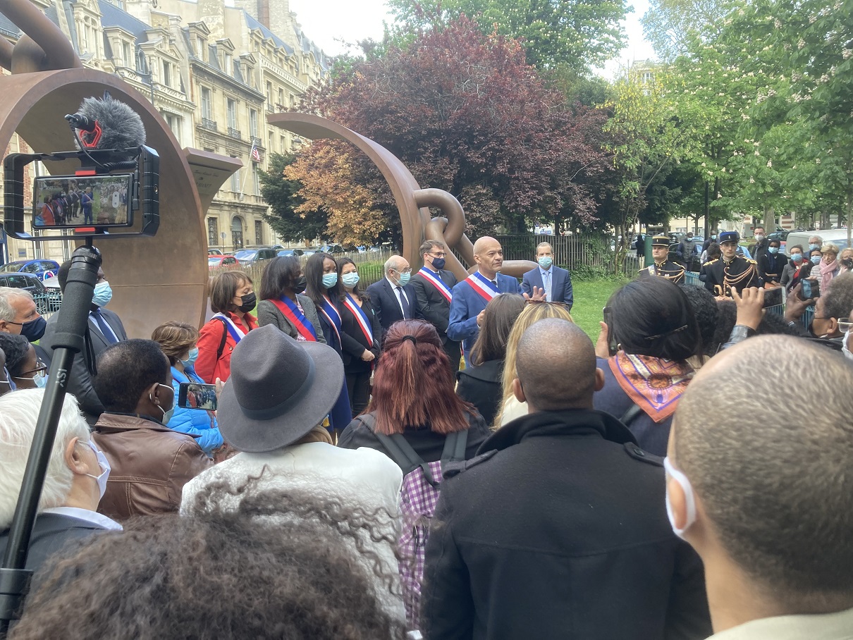 L'écrivain Claude Ribbe a pris la parole en fin d'après-midi, ce 10 mai, dans le jardin Solitude, place du général Catroux à Paris.