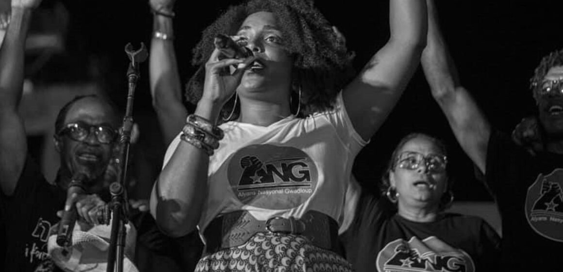 Pointe-à-Pitre le 6 juillet. Discours de Florence Naprix entourée d'artistes membres de l'Alyans Nasyonal Gwadloup dont Dominik Coco devant le Centre des Arts et de la culture. Pointe-à-Pitre le 6 juillet. Discours de Florence Naprix entourée d'artistes membres de l'Alyans Nasyonal Gwadloup dont Dominik Coco devant le Centre des Arts et de la culture.