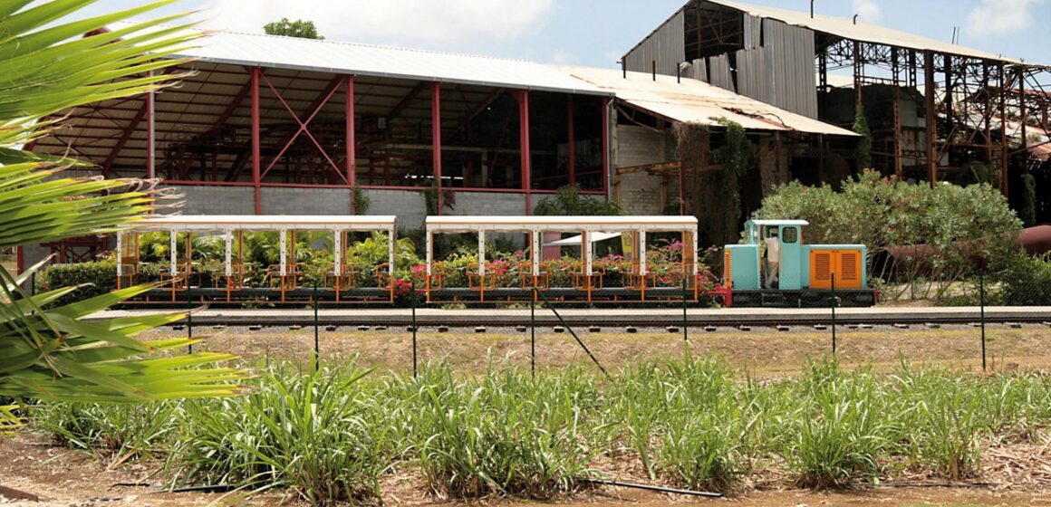 Beauport, le 22 juin 2021. Le train touristique et l'ancienne usine de Beauport dont une partie a été remise en état au premier plan. Beauport, le 22 juin 2021. Le train touristique et l'ancienne usine de Beauport dont une partie a été remise en état au premier plan.