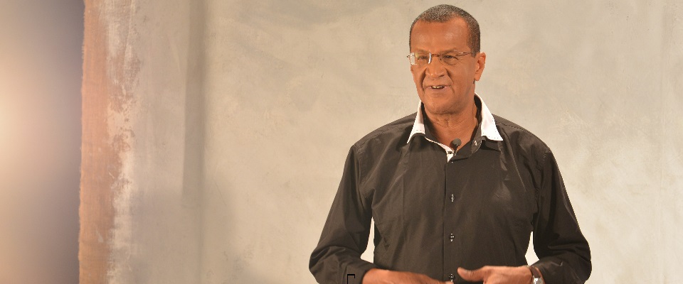 Interrogé en 2015 par Le Courrier de Guadeloupe, l'ancien président du Siaeag Amélius Hernandez fustigeait l'inertie des acteurs : "Il faut investir dans les canalisations. 1 milliard d’euros dans les canalisations et 600 millions d’euros dans l’assainissement. C’est réalisable. Le Siaeag a réalisé sur 7 ans 78 millions d’euros par an (soit 546 millions). Il faut bâtir un plan pluri annuel d’investissement et arrêter de crier à la catastrophe sans se retrousser les manches. On parle beaucoup mais on ne réalise rien et on avance peu."