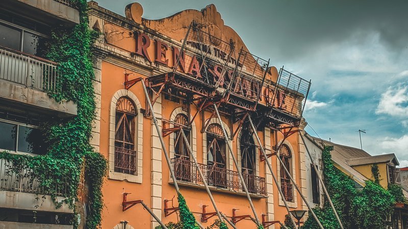 Place de la Victoire, Pointe-à-Pitre La façade du ciné-théâtre La Renaissance étayée suite à l'incendie et au défaut d'entretien du bâtiment.