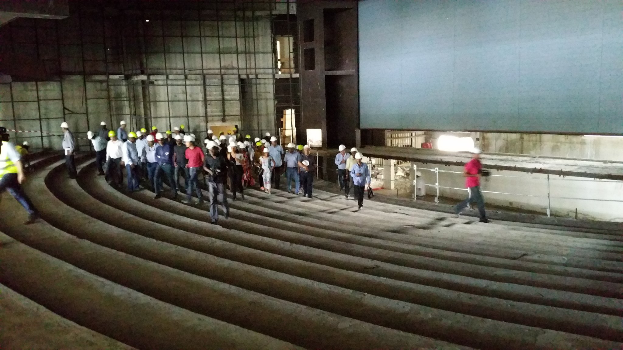 Le 3 février 2016, Jacques Bangou alors maire de Pointe-à-Pitre postait sur Twitter les photos de la visite du chantier du centre des arts le matin même avec notamment les élus de Cap Excellence et Pointe-à-Pitre, soit près d'une cinquantaine de personnes.