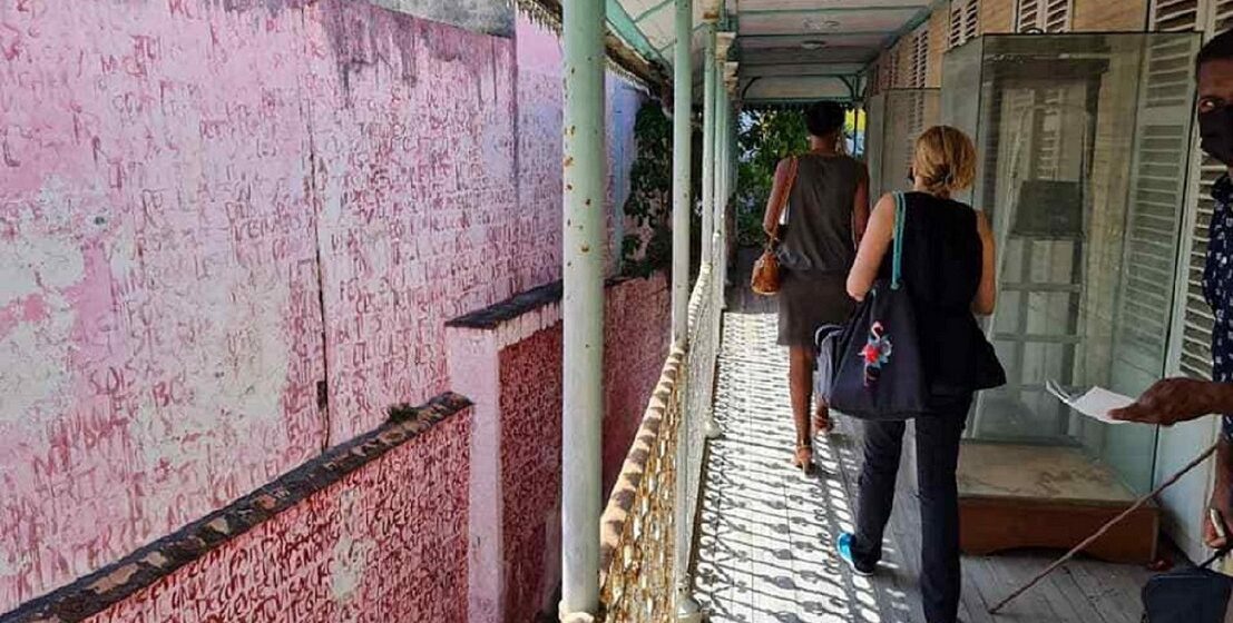 26 octobre à Pointe-à-Pitre. Une délégation inspecte les balcons de l'étage de la maison Souques (musée Saint John Perse). 26 octobre à Pointe-à-Pitre. Une délégation inspecte les balcons de l'étage de la maison Souques (musée Saint John Perse).