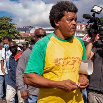 RENCONTRE AVEC LE MINISTRE LECORNU Elie Domota, porte-parole du Liyannaj Kont Pwofitasyon (LKP), lors de la visite du ministre des Outre-Mer, Sébastien Lecornu, à Pointe-à-Pitre en Guadeloupe, le 2 décembre 2021. (Yannick mondelo/Libération)
