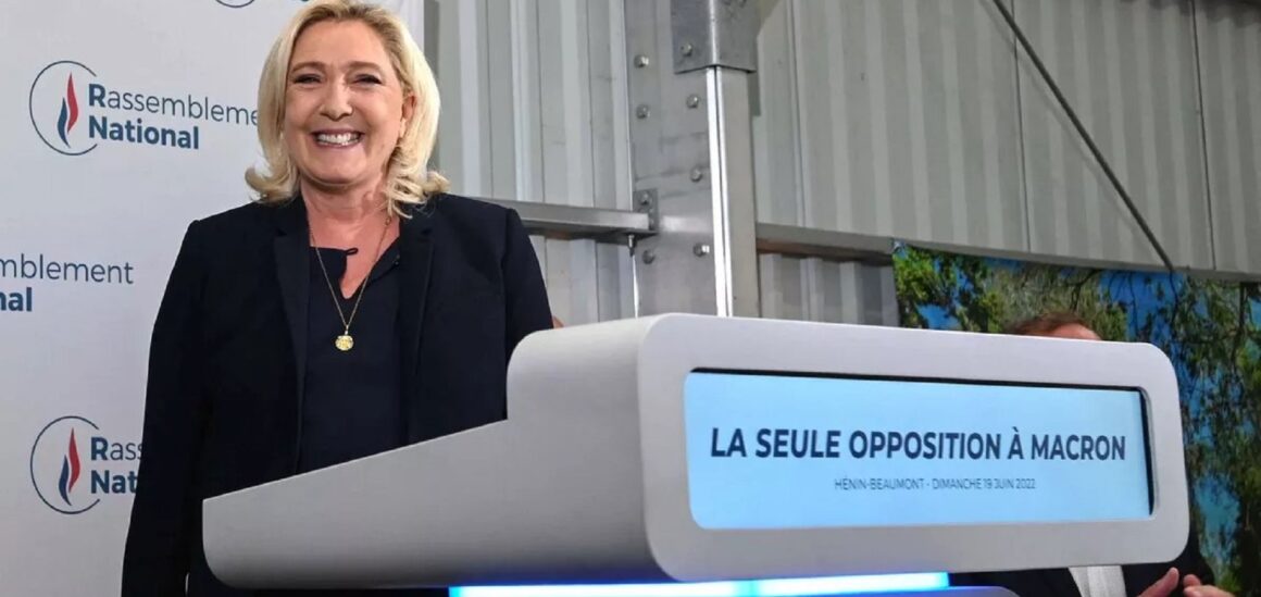 Marine Le Pen, à Hénin-Beaumont le 19 juin 2022 au soir du succès de son parti le Rassemblement national qui remporte 89 sièges de députés à l'Assemblée nationale. Marine Le Pen, à Hénin-Beaumont le 19 juin 2022 au soir du succès de son parti le Rassemblement national qui remporte 89 sièges de députés à l'Assemblée nationale.