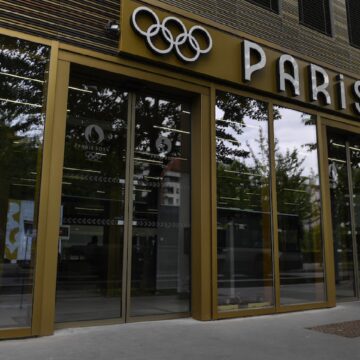 Un membre de la sécurité se tient à l'entrée du siège des Jeux olympiques de Paris 2024 (Cojo) à Saint-Denis dans le nord de Paris. Un membre de la sécurité se tient à l'entrée du siège des Jeux olympiques de Paris 2024 (Cojo) à Saint-Denis dans le nord de Paris.