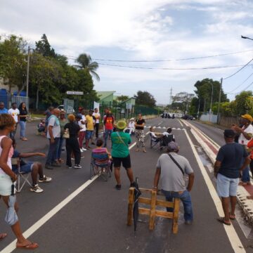 En grève depuis le 25 septembre, les manifestants du lycée agricole à Baie-Mahault s'installent dans la rue ce 18 octobre En grève depuis le 25 septembre, les manifestants du lycée agricole à Baie-Mahault s'installent dans la rue ce 18 octobre