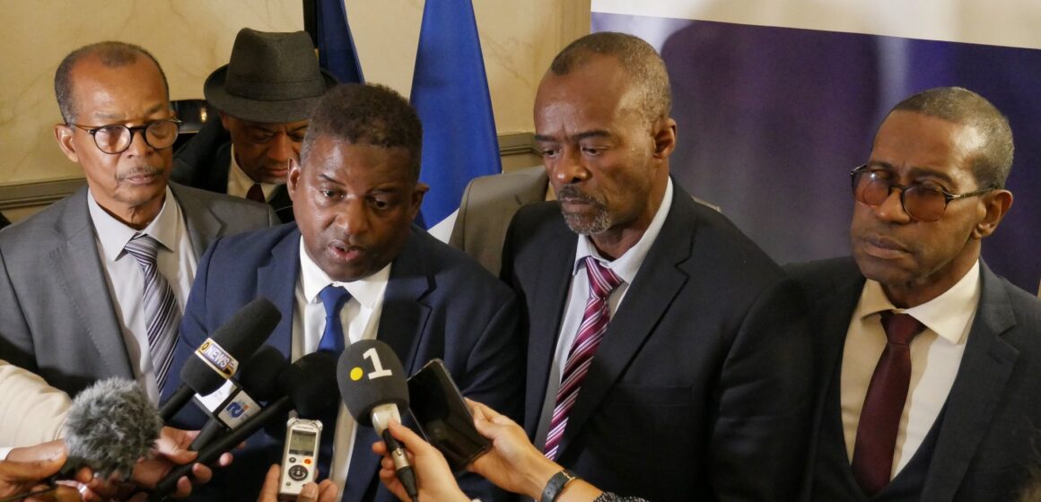 De g. à d. : Elie Califer député, Guy Losbar exécutif du Département, Ary Chalus exécutif de la Région, Max Mathiasin député, à la sortie de la réunion de suivi du Comité interministériel Outre-mer (Ciom) vendredi 24 novembre 2023 au ministère des Outre-mer à Paris. De g. à d. : Elie Califer député, Guy Losbar exécutif du Département, Ary Chalus exécutif de la Région, Max Mathiasin député, à la sortie de la réunion de suivi du Comité interministériel Outre-mer (Ciom) vendredi 24 novembre 2023 au ministère des Outre-mer à Paris.