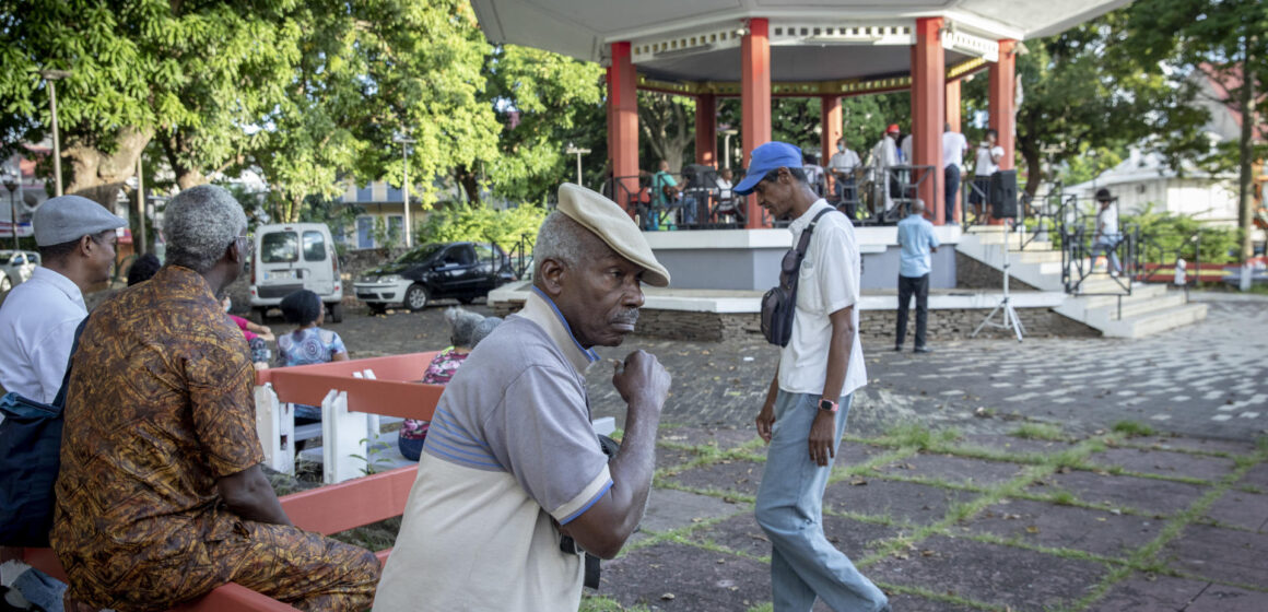 Le kiosque de la place de la Victoire au centre ville à Pointe-à-Pitre rassemble en fin de journée les habitants du quartier