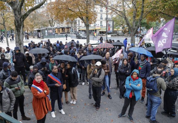 Parmi les participants, parmi lesquels Mathilde Panot (3e L), présidente du groupe parlementaire de l'Assemblée nationale (LFI), participe à une manifestation pour "vérité et réparation" en faveur des victimes du chlordécone dans l'archipel des Antilles, place de la Nation à Paris, le 28 octobre 2023