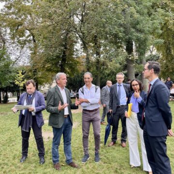 Le ministre délégué aux Outre-mer Philippe Vigier le 19 septembre aux jardins du Trocadéro, en présence de Serge Romana, Professeur de médecine et président de la fondation Esclavage et réconciliation, annonce que le site est pressenti pour accueillir le Mémorial national des victimes de l'esclavage. Le ministre délégué aux Outre-mer Philippe Vigier le 19 septembre aux jardins du Trocadéro, en présence de Serge Romana, Professeur de médecine et président de la fondation Esclavage et réconciliation, annonce que le site est pressenti pour accueillir le Mémorial national des victimes de l'esclavage.