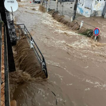 Trois-Rivières, bord de mer, dimanche 22 octobre Trois-Rivières, 22 octobre 2023. Les pluies torrentielles du cyclone Tammy tranforment les rues en cours d'eau éphémères qui envahissent les habitations et détruisent les infrastructures.