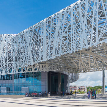 Vue extérieure de la façade de l'entrée du Mémorial acte L’ingérence de la Région détruit le Mémorial acte