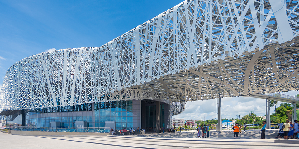 Vue extérieure de la façade de l'entrée du Mémorial acte L’ingérence de la Région détruit le Mémorial acte