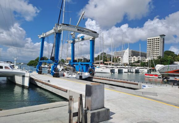 La marina de Bas-du-Fort inaugure le 10 novembre son nouvel élévateur à bateaux d'une capacité de levage de 35 tonnes comme le précédent