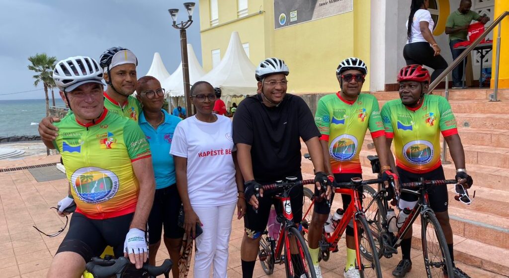 1ère édition de la randonnée cycliste "La route du cœur" samedi 11 novembre à 9 heures. Le maire de la commune, Jean-Philippe Courtois (en noir), a enfourché son vélo aux côtés du parrain de l'événement, Bernard Hinault (à gauche), quintuple vainqueur du Tour de France 1ère édition de la randonnée cycliste "La route du cœur" samedi 11 novembre à 9 heures. Le maire de la commune, Jean-Philippe Courtois (en noir), a enfourché son vélo aux côtés du parrain de l'événement, Bernard Hinault (à gauche), quintuple vainqueur du Tour de France