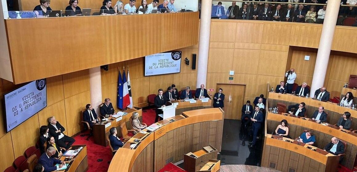 À l'assemblée de la collectivité territoriale unique de Corse, Emmanuel Macron a proposé ce jeudi 28 septembre aux insulaires de s'entendre en six mois sur un " texte constitutionnel " relatif à l'autonomie. À l'assemblée de la collectivité territoriale unique de Corse, Emmanuel Macron a proposé ce jeudi 28 septembre aux insulaires de s'entendre en six mois sur un " texte constitutionnel " relatif à l'autonomie.