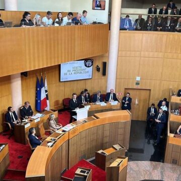 À l'assemblée de la collectivité territoriale unique de Corse, Emmanuel Macron a proposé ce jeudi 28 septembre aux insulaires de s'entendre en six mois sur un " texte constitutionnel " relatif à l'autonomie. À l'assemblée de la collectivité territoriale unique de Corse, Emmanuel Macron a proposé ce jeudi 28 septembre aux insulaires de s'entendre en six mois sur un " texte constitutionnel " relatif à l'autonomie.