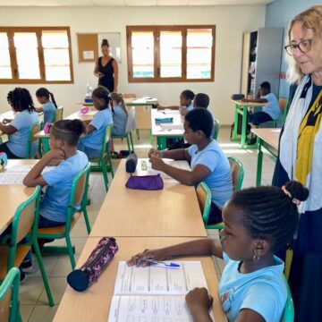 La rectrice d’académie Christine Gangloff-Ziegler assiste à une séance de passation des évaluations des élèves de CM1 à l’école Germaine Devaed aux Abymes, lundi 18 septembre 2023. Photo : Rectorat de Guadeloupe La rectrice d’académie Christine Gangloff-Ziegler assiste à une séance de passation des évaluations des élèves de CM1 à l’école Germaine Devaed aux Abymes, lundi 18 septembre 2023. Photo : Rectorat de Guadeloupe