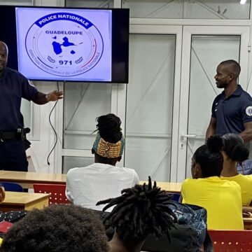 La police nationale participe aux journées portes ouvertes de l’auto-école Patrick aux Abymes le 7 décembre 2023. Photo : Police nationale de la GuadeloupeLa police nationale participe aux journées portes ouvertes de l’auto-école Patrick aux Abymes le 7 décembre 2023. Photo : Police nationale de la Guadeloupe