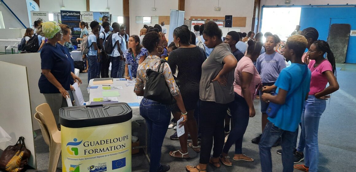 Stand-Guadeloupe-formation-au-forum-de-lorienttion-a-Bouillante-le-29-novembre-2023 Guadeloupe formation : 183 000€ de dettes à EDF, 700 000 aux fournisseurs, des salariés payés sans travailler, et la formation professionnelle à l’arrêt