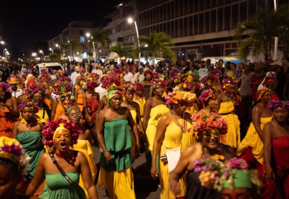 Le dimanche 7 janvier a marqué le lancement des festivités hautes en couleurs et en rythmes avec le début du carnaval 2024 à Pointe-à-Pitre (ici le groupe MKM) et à Basse-Terre. Photo : DR