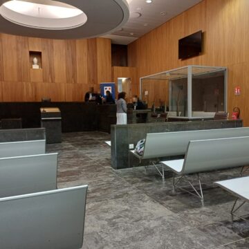 Procès pour favoritisme de Laurella Rinçon debout après l'audience au tribunal judiciaire de Pointe-à-Pitre le 23 janvier 2024. Photo : Le Courrier de Guadeloupe Procès pour favoritisme de Laurella Rinçon debout après l'audience au tribunal judiciaire de Pointe-à-Pitre le 23 janvier 2024. Photo : Le Courrier de Guadeloupe