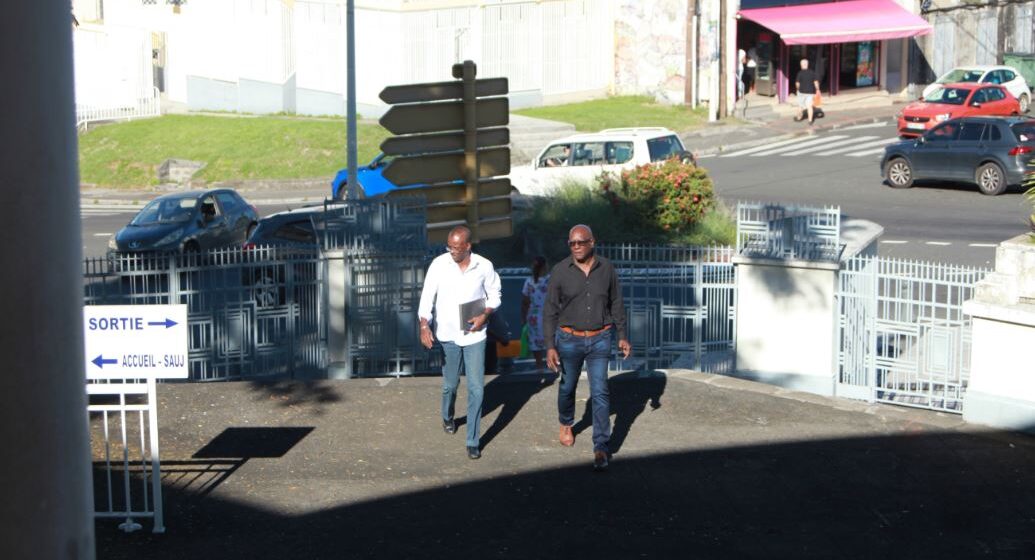 Le président du conseil régional de Guadeloupe Ary Chalus (chemise blanche), poursuivi pour dépassement du plafond de dépenses électorales, abus de confiance et détournement de fonds, à son arrivée au tribunal correctionnel de Basse-Terre jeudi 12 octobre 2023. Image Blast / TG Le président du conseil régional de Guadeloupe Ary Chalus (chemise blanche), poursuivi pour dépassement du plafond de dépenses électorales, abus de confiance et détournement de fonds, à son arrivée au tribunal correctionnel de Basse-Terre jeudi 12 octobre 2023. Image Blast / TG