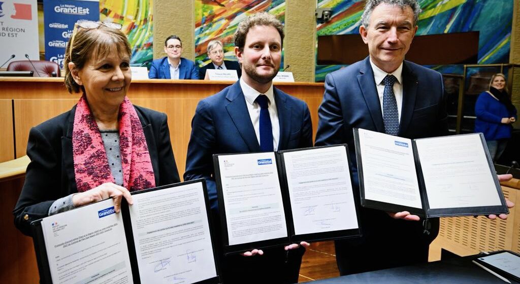 Le ministre délégué aux Transports Clément Beaune (au centre) signe le 15 décembre, le volet transports du contrat de plan État-région Grand Est avec le président du conseil régional Franck Leroy (à d.). Photo : Twitter : @Franck_LEROY_ Le ministre délégué aux Transports Clément Beaune (au centre) signe le 15 décembre, le volet transports du contrat de plan État-région Grand Est avec le président du conseil régional Franck Leroy (à d.). Photo : Twitter : @Franck_LEROY_