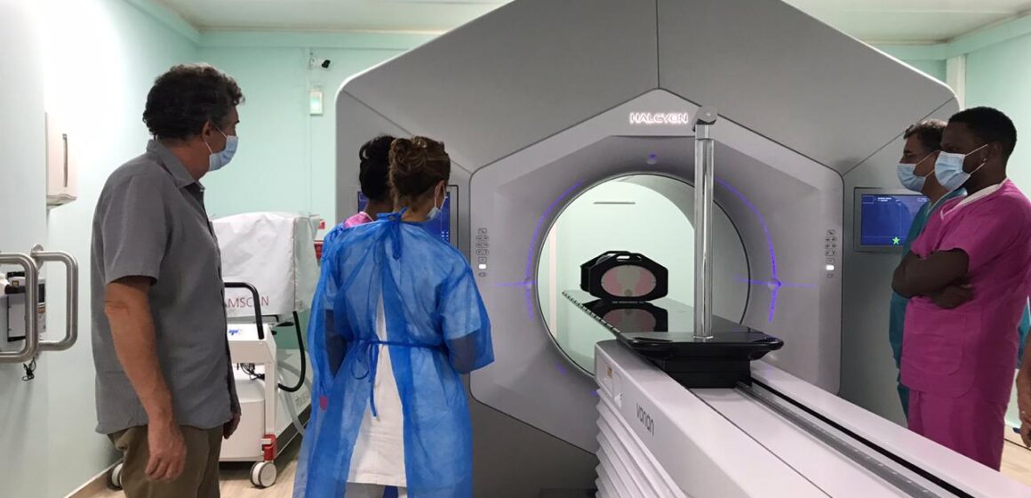 Depuis le 8 septembre 2020, les patients cancéreux ORL, prostate, pelvis et poumons sont pris en charge avec un nouvel accélérateur de particules de haute technologie qui réduit le temps de traitement de 30 mn à moins de 15mn. L’équipement coûte 3 millions d'euros (l'ARS a participé à hauteur de 1 million). Photo : CHU de Guadeloupe Depuis le 8 septembre 2020, les patients cancéreux ORL, prostate, pelvis et poumons sont pris en charge avec un nouvel accélérateur de particules de haute technologie qui réduit le temps de traitement de 30 mn à moins de 15mn. L’équipement coûte 3 millions d'euros (l'ARS a participé à hauteur de 1 million). Photo : CHU de Guadeloupe