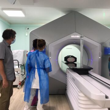 Depuis le 8 septembre 2020, les patients cancéreux ORL, prostate, pelvis et poumons sont pris en charge avec un nouvel accélérateur de particules de haute technologie qui réduit le temps de traitement de 30 mn à moins de 15mn. L’équipement coûte 3 millions d'euros (l'ARS a participé à hauteur de 1 million). Photo : CHU de Guadeloupe Depuis le 8 septembre 2020, les patients cancéreux ORL, prostate, pelvis et poumons sont pris en charge avec un nouvel accélérateur de particules de haute technologie qui réduit le temps de traitement de 30 mn à moins de 15mn. L’équipement coûte 3 millions d'euros (l'ARS a participé à hauteur de 1 million). Photo : CHU de Guadeloupe