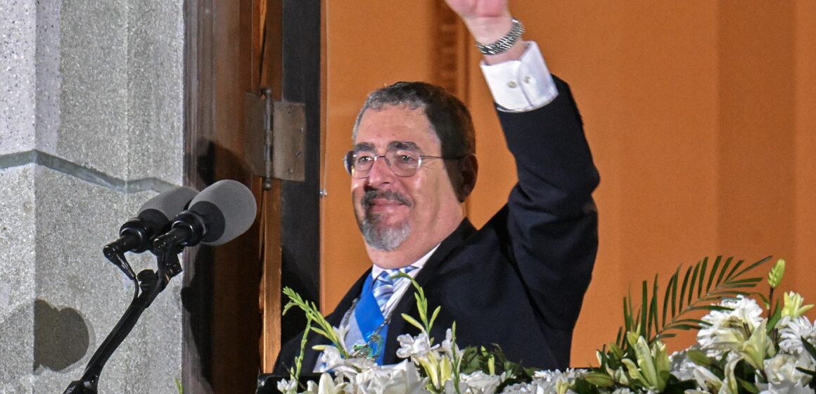 Le nouveau président du Guatemala, Bernardo Arevalo, salue ses partisans depuis un balcon du Palais national de la culture à Guatemala city au Guadtemala, après sa cérémonie d'investiture, le 15 janvier 2024. Bernardo Arevalo a finalement prêté serment en tant que président du Guatemala lundi matin après que la cérémonie ait été retardée pour plus de neuf heures, mettant fin à des mois de machinations judiciaires visant à empêcher le militant anti-corruption de prendre ses fonctions. Photo Johan Ordonez / AFP Le nouveau président du Guatemala, Bernardo Arevalo, salue ses partisans depuis un balcon du Palais national de la culture à Guatemala city au Guadtemala, après sa cérémonie d'investiture, le 15 janvier 2024. Bernardo Arevalo a finalement prêté serment en tant que président du Guatemala lundi matin après que la cérémonie ait été retardée pour plus de neuf heures, mettant fin à des mois de machinations judiciaires visant à empêcher le militant anti-corruption de prendre ses fonctions. Photo Johan Ordonez / AFP
