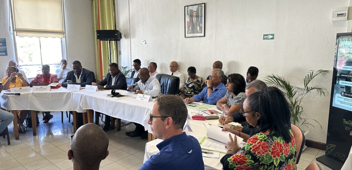 Signature du contrat Péyi entre la ville de Morne-à-l’Eau et le conseil départemental le 10 janvier 2024 pour le financement et l’accompagnement de plusieurs projets dont l'aménagement de la zone de Blanchet. Photo : FB Ville de Morne à l'eau