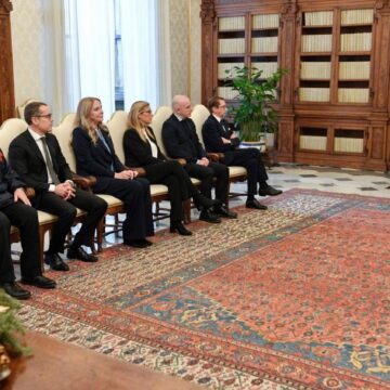 Le Pape et les membres du bureau du Réviseur général, lundi 11 décembre 2023. Photo : Vatican Media