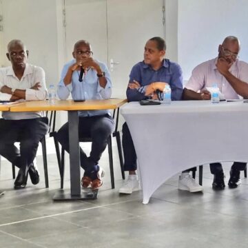 Le 16 février 2024, des producteurs de canne-à-sucre invitent les 4 députés de Guadeloupe et des maires à une réunion publique pour expliquer leur revendication d'augmentation du prix de la tonne de canne. Photo : FB : Christian Baptiste