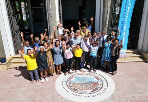 Rencontre officielle samedi 27 janvier 2024 à l’hôtel de ville entre le maire de Trois-Rivières Jean-Louis Francisque et la communauté amérindienne de la Dominique. Photo : FB Mairie de Trois-Rivières-Guadeloupe