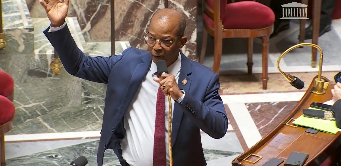 En séance publique le 29 février 2024, l’Assemblée nationale adopte le projet de loi visant à reconnaître la responsabilité de l’État et à indemniser les victimes du chlordécone. Le député de Guadeloupe Elie Califer, rapporteur de la loi parle d’un loi « insatisfaisante au regard de la demande sur les territoires » mais croit « qu’un chemin sera trouvé ». Photo : capture écran Assemblée nationale. En séance publique le 29 février 2024, l’Assemblée nationale adopte le projet de loi visant à reconnaître la responsabilité de l’État et à indemniser les victimes du chlordécone. Le député de Guadeloupe Elie Califer, rapporteur de la loi parle d’un loi « insatisfaisante au regard de la demande sur les territoires » mais croit « qu’un chemin sera trouvé ». Photo : capture écran Assemblée nationale.