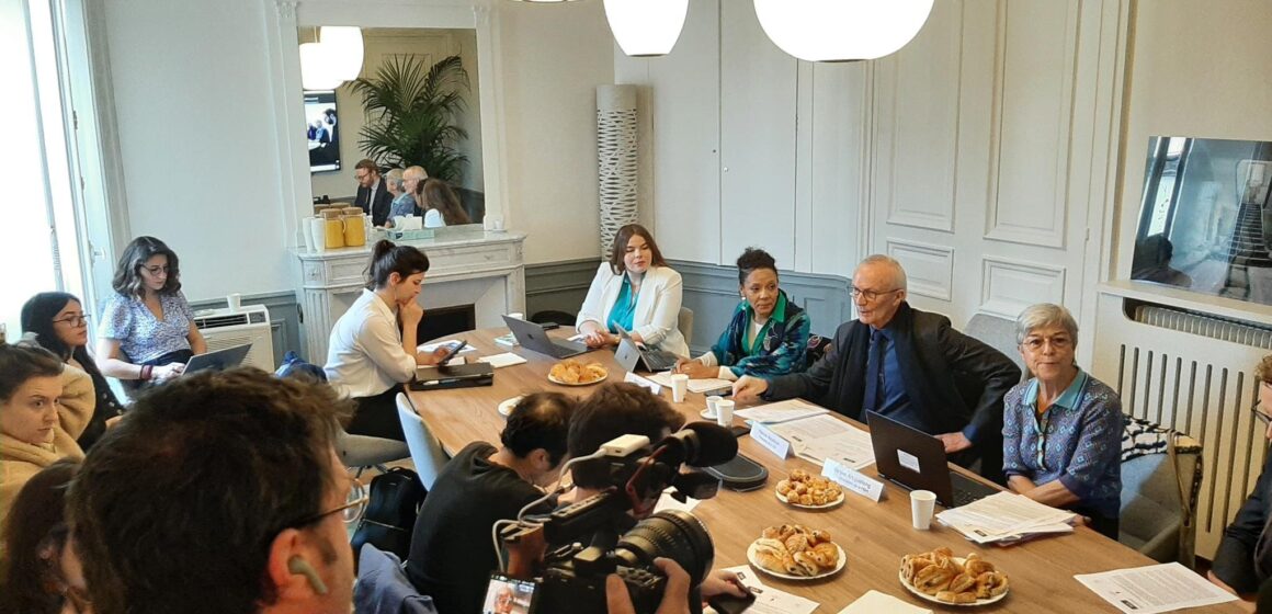 Conférence de presse le 21 mars à Paris avec Maryse Artiguelong vice-présidente de la FIDH Sabrina Cajoly présidente de Kimbé rèd FWI et Patrick Baudouin président de la LDH autour de l’accès à l’eau potable en Guadeloupe et la lutte contre le chlordécone aux Antilles. Photo : X FIDH Conférence de presse le 21 mars à Paris avec Maryse Artiguelong vice-présidente de la FIDH Sabrina Cajoly présidente de Kimbé rèd FWI et Patrick Baudouin président de la LDH autour de l’accès à l’eau potable en Guadeloupe et la lutte contre le chlordécone aux Antilles. Photo : X FIDH