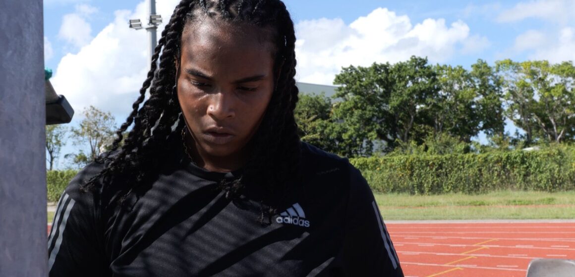 Princesse Hyman, vice championne d'Europe du lancer de disque à l'âge de 16 ans en 2022, en photo à l’entraînement au Creps de Pointe-à-Pitre en Guadeloupe en 2023. Photo : Ingrid Franchi