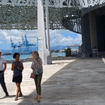 Vendredi 1er mars 2024, des touristes désemparés s’interrogent devant les portes closes du Mémorial acte : « Pourquoi c’est fermé ? C’est fermé le vendredi ?». Photo : Le Courrier de Guadeloupe Vendredi 1er mars 2024, des touristes désemparés s’interrogent devant les portes closes du Mémorial acte : « Pourquoi c’est fermé ? C’est fermé le vendredi ?». Photo : Le Courrier de Guadeloupe