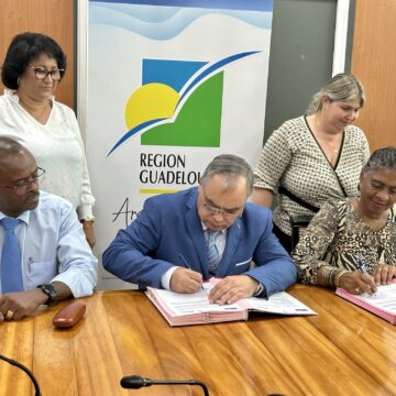 Le président du conseil régional Ary Chalus et Osvaldo Caridad Vento Montiller, ministre des sports de Cuba signent le 6 mars à l'espace régional du Raizet une convention de partenariat, d'échanges et de formation pour les sportifs. Photo : FB Région Guadeloupe Le président du conseil régional Ary Chalus et Osvaldo Caridad Vento Montiller, ministre des sports de Cuba signent le 6 mars à l'espace régional du Raizet une convention de partenariat, d'échanges et de formation pour les sportifs. Photo : FB Région Guadeloupe