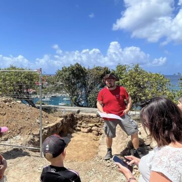 Les portes du chantier de fouilles archéologiques préventives au Fort Gustaf III à Saint-Barthélemy se sont ouvertes aux visiteurs samedi 13 avril. Photo : Collectivité de Saint-Barthélemy Officiel Les portes du chantier de fouilles archéologiques préventives au Fort Gustaf III à Saint-Barthélemy se sont ouvertes aux visiteurs samedi 13 avril. Photo : Collectivité de Saint-Barthélemy Officiel