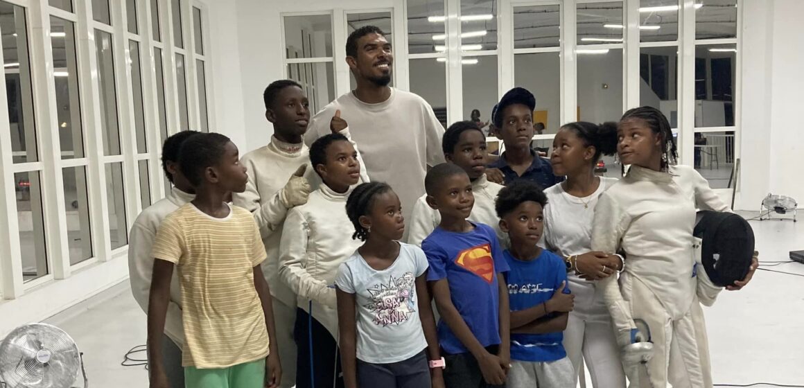 Les petits pensionnaires du Cercle des escrimeurs de Pointe-à-Pitre se sont enthousiasmés de la visite surprise de Yanick Borel ce 8 avril. Photo : Cercle des escrimeurs de Pointe-à-Pitre Les petits pensionnaires du Cercle des escrimeurs de Pointe-à-Pitre se sont enthousiasmés de la visite surprise de Yanick Borel ce 8 avril. Photo : Cercle des escrimeurs de Pointe-à-Pitre