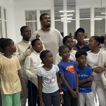 Les petits pensionnaires du Cercle des escrimeurs de Pointe-à-Pitre se sont enthousiasmés de la visite surprise de Yanick Borel ce 8 avril. Photo : Cercle des escrimeurs de Pointe-à-Pitre Les petits pensionnaires du Cercle des escrimeurs de Pointe-à-Pitre se sont enthousiasmés de la visite surprise de Yanick Borel ce 8 avril. Photo : Cercle des escrimeurs de Pointe-à-Pitre