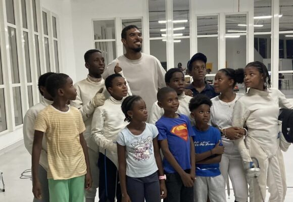 Les petits pensionnaires du Cercle des escrimeurs de Pointe-à-Pitre se sont enthousiasmés de la visite surprise de Yanick Borel ce 8 avril. Photo : Cercle des escrimeurs de Pointe-à-Pitre