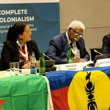 À Baku, capitale de l’Azerbaïdjan, était organisé en juillet 2023 le sommet ministériel du mouvement des Non-alignés. Lors de la table ronde « Vers une complète élimination du colonialisme », Rock Wamytan, président du Congrès de la Nouvelle-Calédonie a déclaré que la politique de la France contre le peuple de Nouvelle-Calédonie se poursuit toujours. « La France ne se retire pas de sa position. Notre nation est très attachée à son histoire et veut faire entendre sa voix à l'international », a-t-il précisé. À Baku, capitale de l’Azerbaïdjan, était organisé en juillet 2023 le sommet ministériel du mouvement des Non-alignés. Lors de la table ronde « Vers une complète élimination du colonialisme », Rock Wamytan, président du Congrès de la Nouvelle-Calédonie a déclaré que la politique de la France contre le peuple de Nouvelle-Calédonie se poursuit toujours. « La France ne se retire pas de sa position. Notre nation est très attachée à son histoire et veut faire entendre sa voix à l'international », a-t-il précisé.
