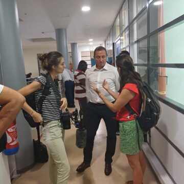 Le directeur délégué de Gardel Nicolas Philippot (en chemise blanche), a finalement signé mardi 30 avril le protocole qui a mis d’accord planteurs, Etat, Région, Département.