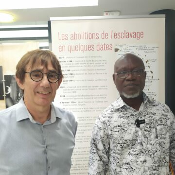 Le directeur des archives départementales de Guadeloupe, Benoît Jullien (à gauche, accueille le 29 mai 2024 Bertin Calixte Biah (à droite), directeur du musée d’histoire de Ouidah au Bénin, lors d'une visite des archives à Bisdary, Gourbeyre. Photo : X Véronique Parmentier DR Le directeur des archives départementales de Guadeloupe, Benoît Jullien (à gauche, accueille le 29 mai 2024 Bertin Calixte Biah (à droite), directeur du musée d’histoire de Ouidah au Bénin, lors d'une visite des archives à Bisdary, Gourbeyre. Photo : X Véronique Parmentier DR