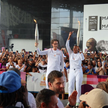 Sur le parvis du Mémorial Acte à Pointe-à-Pitre, la petite foule d’environ 400 personnes a réservé un accueil chaleureux à l’enfant prodige du pays Marie-José Pérec, arrivée avec la flamme olympique en Guadeloupe le 15 juin 2024 sur le maxi trimaran Banque populaire. Photo : Gilles Morel / Sipa / 2406151703 Sur le parvis du Mémorial Acte à Pointe-à-Pitre, la petite foule d’environ 400 personnes a réservé un accueil chaleureux à l’enfant prodige du pays Marie-José Pérec, arrivée avec la flamme olympique en Guadeloupe le 15 juin 2024 sur le maxi trimaran Banque populaire. Photo : Gilles Morel / Sipa / 2406151703