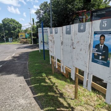Vendredi 21 juin 2024 au rond point de Destrellan à Baie-Mahault, dans la 2e circonscription, seul un candidat a apposé son affiche pour les élections législatives. Photo : Le Courrier de Guadeloupe Vendredi 21 juin 2024 au rond point de Destrellan à Baie-Mahault, dans la 2e circonscription, seul un candidat a apposé son affiche pour les élections législatives. Photo : Le Courrier de Guadeloupe